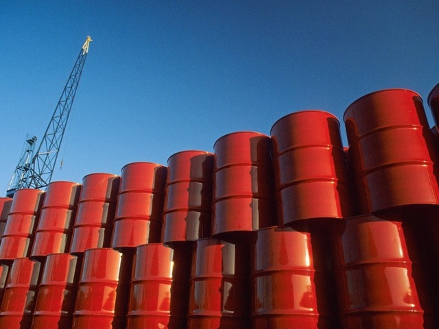 Giá dầu thế giới xuống âm, giá xăng dầu trong nước có lao dốc theo?